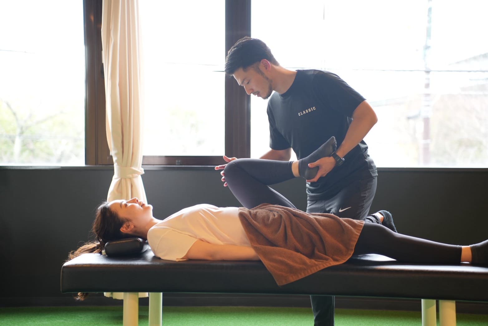 ストレッチをしている風景